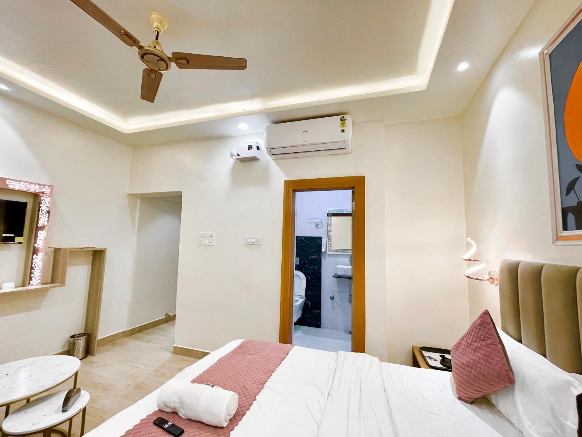 The Banaras ! होटल द बनारस स्टे, பனாரஸ் தங்கும் ஹோட்டல்f, Air-conditioned With Off Site Parking Availability, Near Kashi Vishwanath Temple, And Ganga Ghat 4* Varanasi