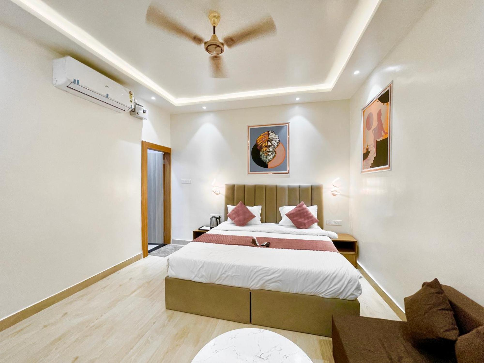 The Banaras ! होटल द बनारस स्टे, பனாரஸ் தங்கும் ஹோட்டல்f, Air-conditioned With Off Site Parking Availability, Near Kashi Vishwanath Temple, And Ganga Ghat Varanasi